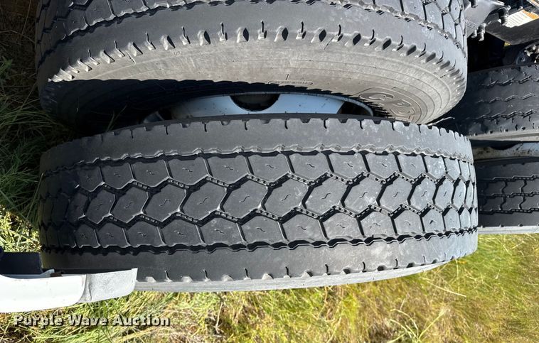 image for item EP0517 2013 Freightliner Cascadia  semi truck