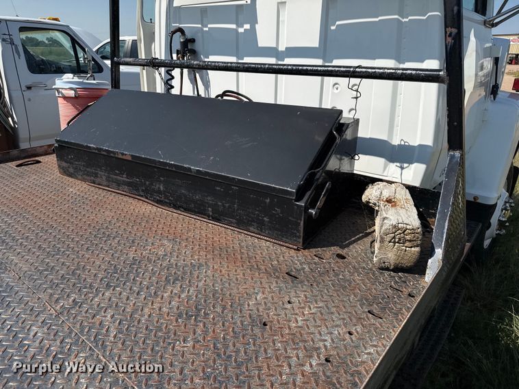 image for item EP0520 1996 Ford LN8000 flatbed truck