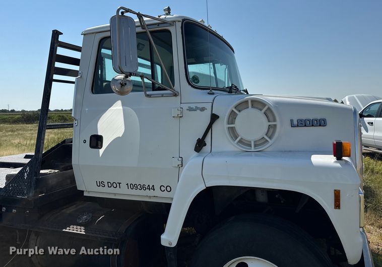 image for item EP0520 1996 Ford LN8000 flatbed truck