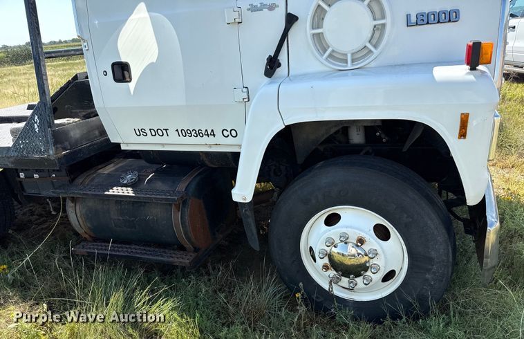 image for item EP0520 1996 Ford LN8000 flatbed truck