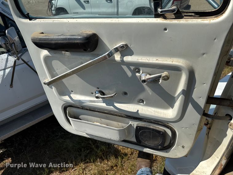 image for item EP0520 1996 Ford LN8000 flatbed truck