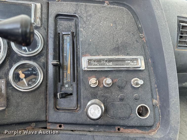 image for item EP0520 1996 Ford LN8000 flatbed truck