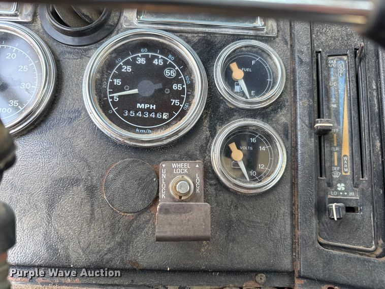 image for item EP0520 1996 Ford LN8000 flatbed truck