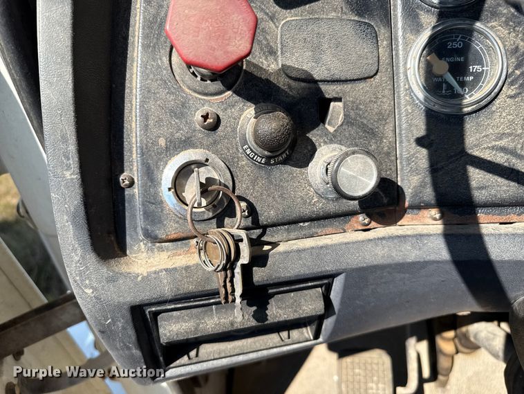 image for item EP0520 1996 Ford LN8000 flatbed truck