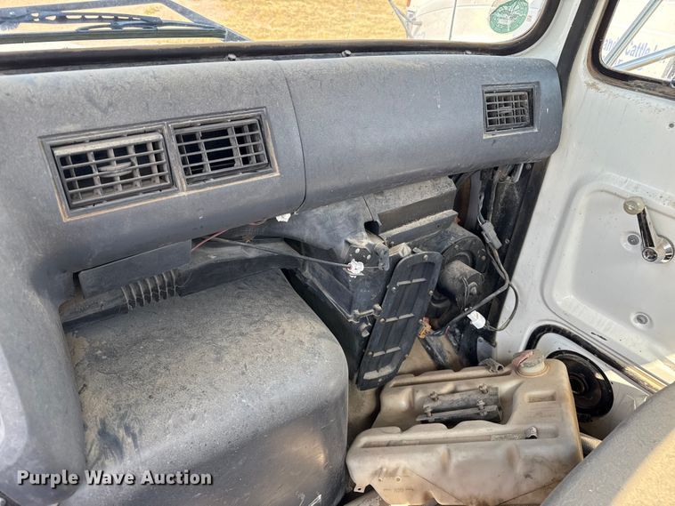 image for item EP0520 1996 Ford LN8000 flatbed truck