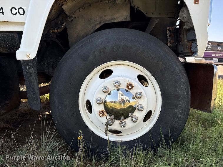 image for item EP0520 1996 Ford LN8000 flatbed truck