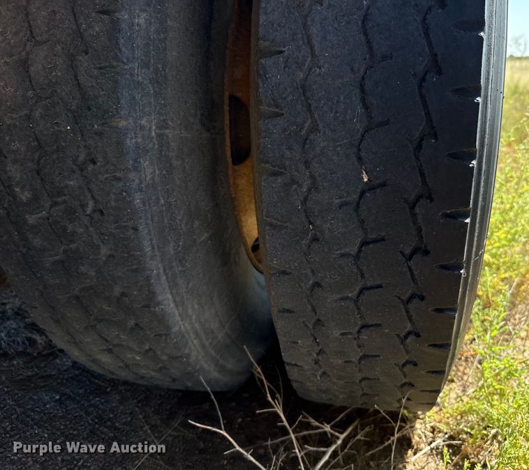 image for item EP0520 1996 Ford LN8000 flatbed truck