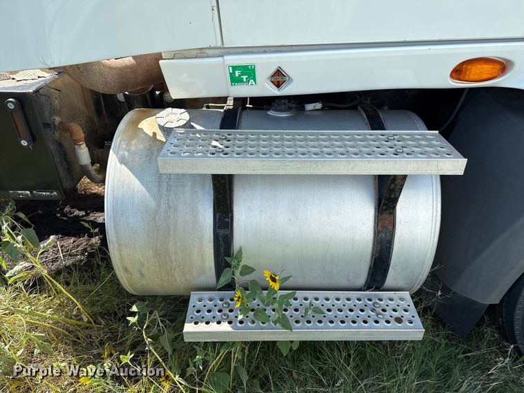 image for item EP0521 2013 International Prostar semi truck