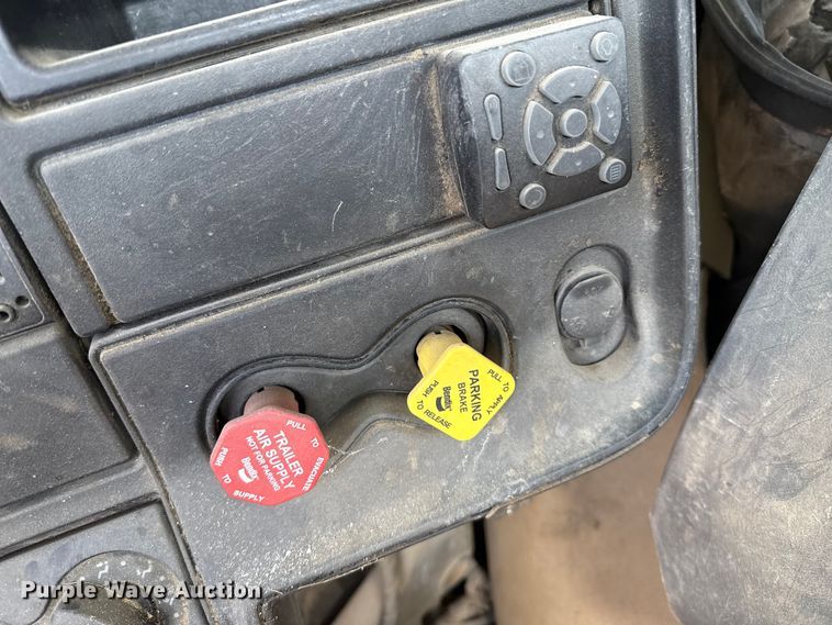 image for item EP0521 2013 International Prostar semi truck