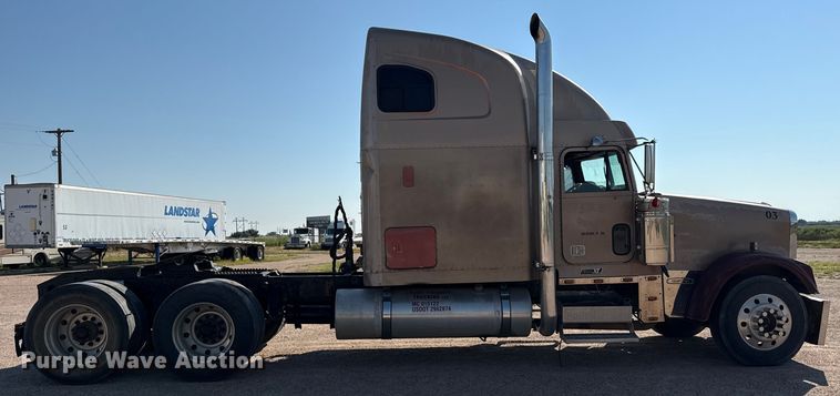 image for item EP0522 2001 Freightliner Conventional semi truck