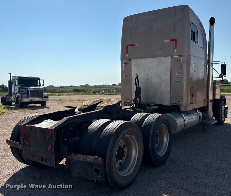 image for item EP0522 2001 Freightliner Conventional semi truck