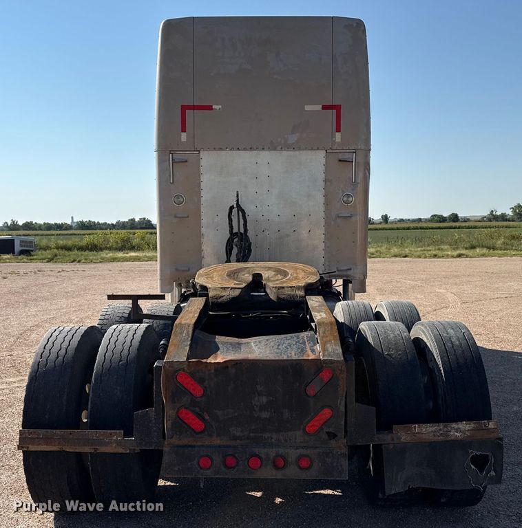 image for item EP0522 2001 Freightliner Conventional semi truck