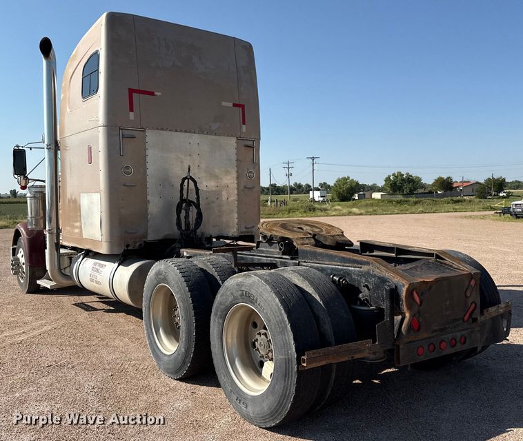 image for item EP0522 2001 Freightliner Conventional semi truck