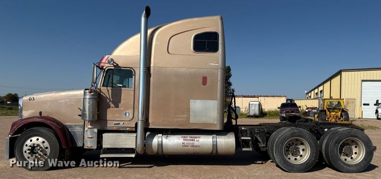 image for item EP0522 2001 Freightliner Conventional semi truck