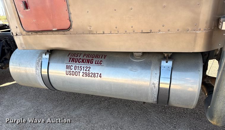 image for item EP0522 2001 Freightliner Conventional semi truck