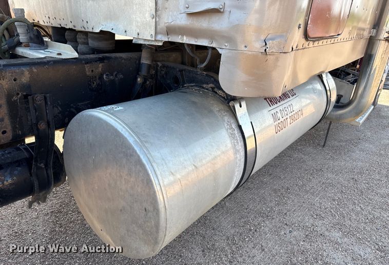 image for item EP0522 2001 Freightliner Conventional semi truck