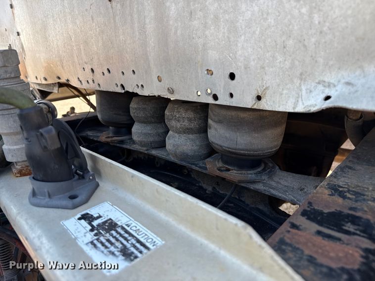 image for item EP0522 2001 Freightliner Conventional semi truck