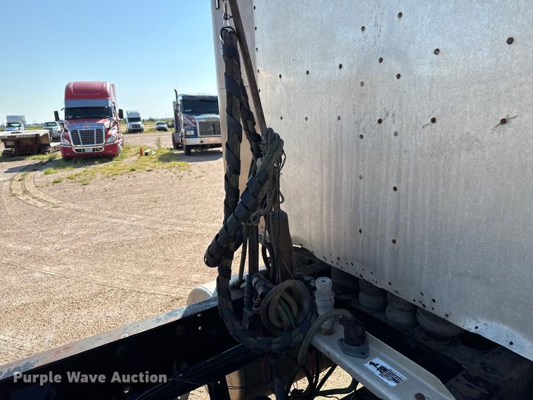 image for item EP0522 2001 Freightliner Conventional semi truck