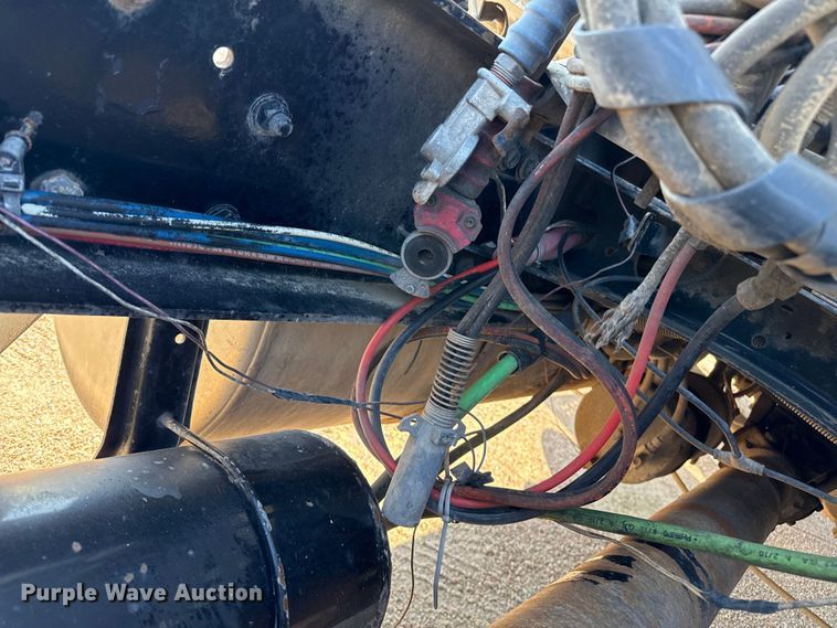 image for item EP0522 2001 Freightliner Conventional semi truck