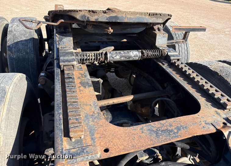 image for item EP0522 2001 Freightliner Conventional semi truck