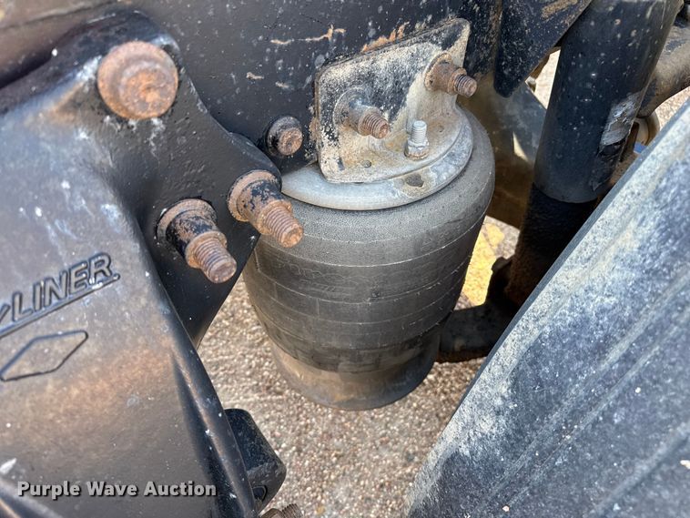 image for item EP0522 2001 Freightliner Conventional semi truck