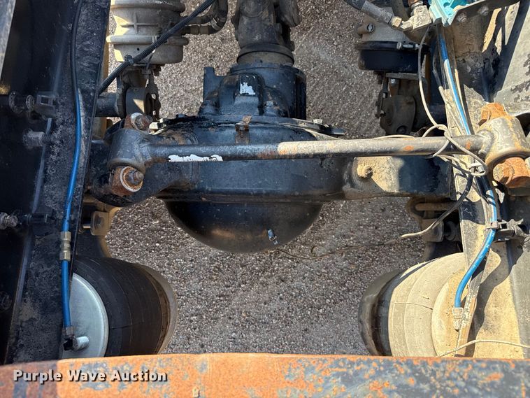 image for item EP0522 2001 Freightliner Conventional semi truck