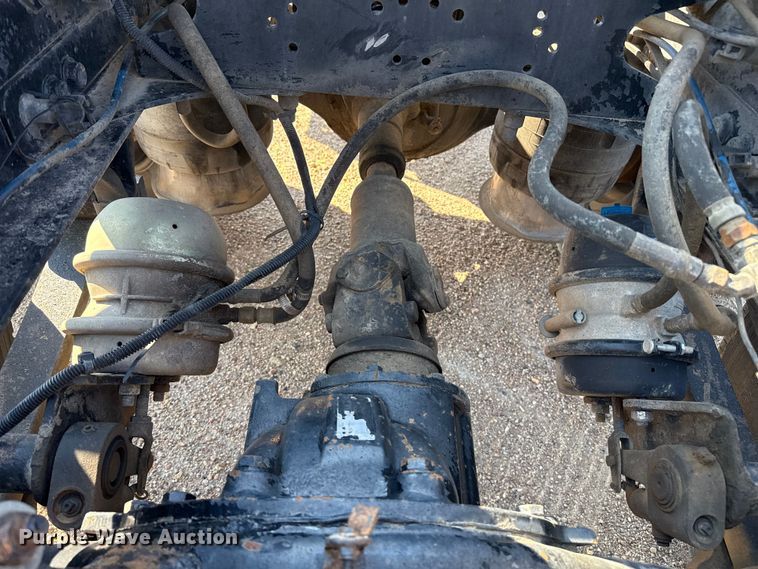 image for item EP0522 2001 Freightliner Conventional semi truck