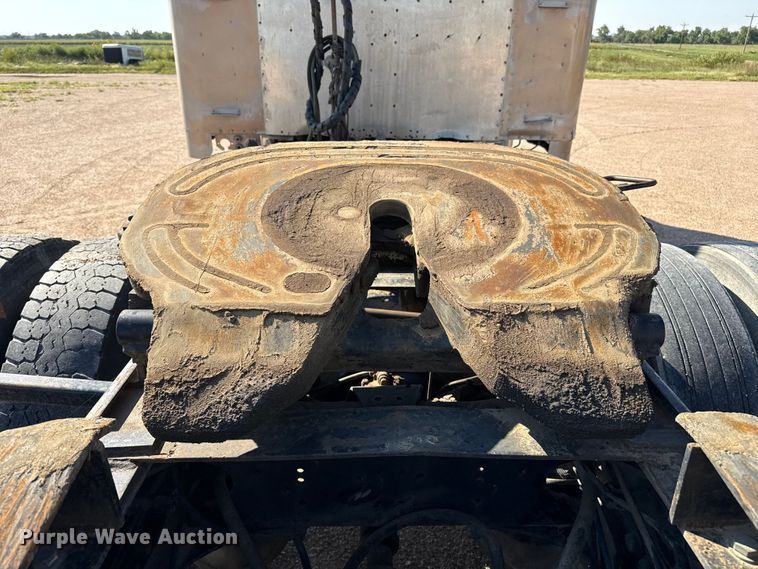 image for item EP0522 2001 Freightliner Conventional semi truck