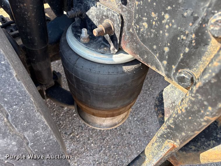 image for item EP0522 2001 Freightliner Conventional semi truck