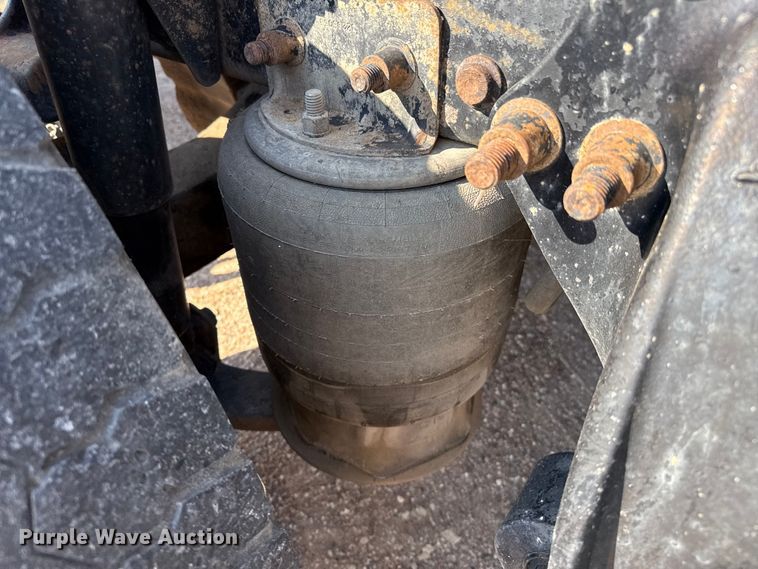 image for item EP0522 2001 Freightliner Conventional semi truck