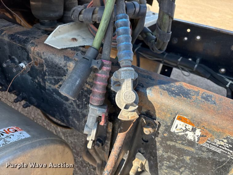 image for item EP0522 2001 Freightliner Conventional semi truck