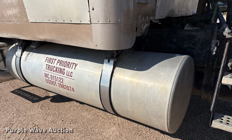 image for item EP0522 2001 Freightliner Conventional semi truck