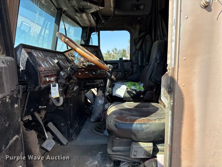 image for item EP0522 2001 Freightliner Conventional semi truck