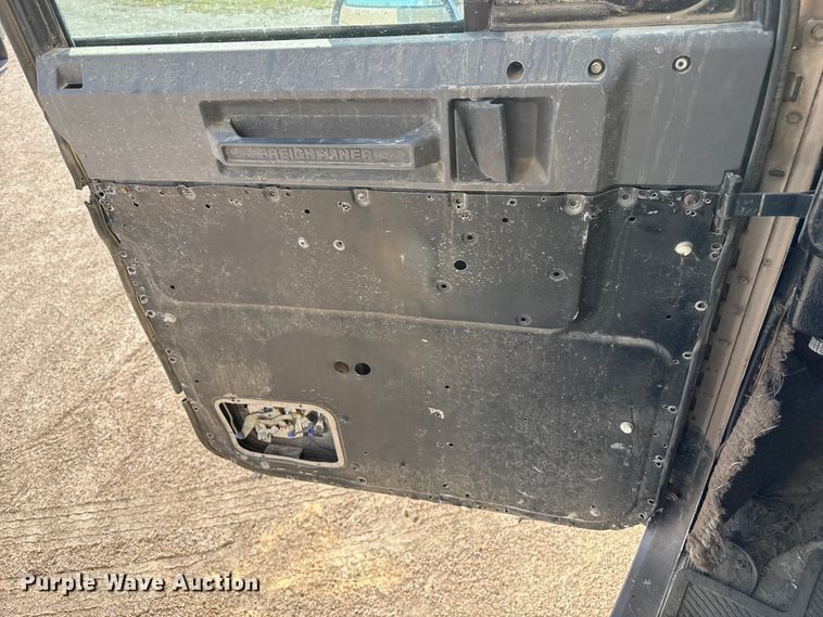 image for item EP0522 2001 Freightliner Conventional semi truck