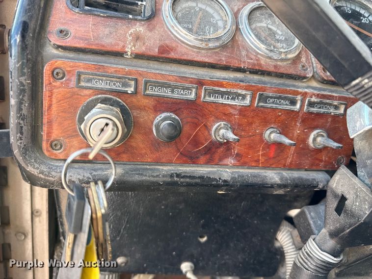 image for item EP0522 2001 Freightliner Conventional semi truck