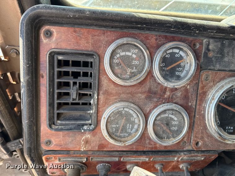 image for item EP0522 2001 Freightliner Conventional semi truck