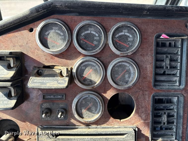 image for item EP0522 2001 Freightliner Conventional semi truck