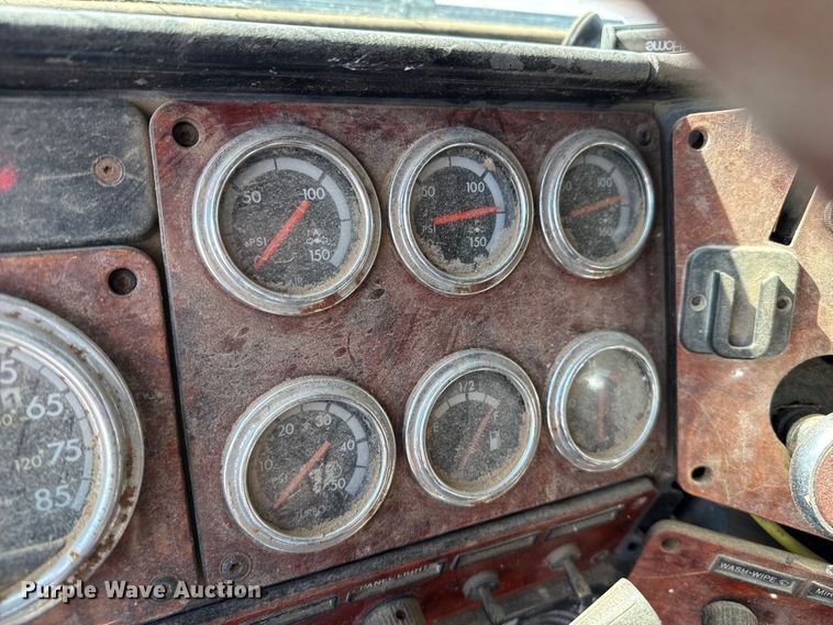 image for item EP0522 2001 Freightliner Conventional semi truck