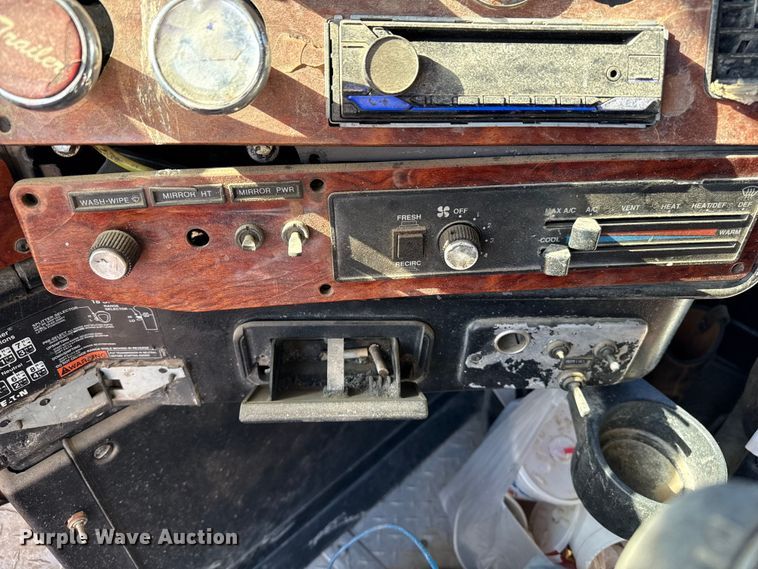 image for item EP0522 2001 Freightliner Conventional semi truck