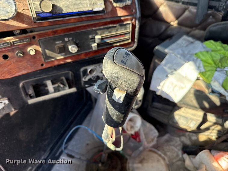 image for item EP0522 2001 Freightliner Conventional semi truck