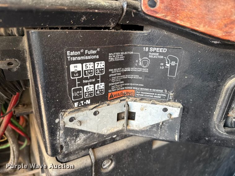 image for item EP0522 2001 Freightliner Conventional semi truck