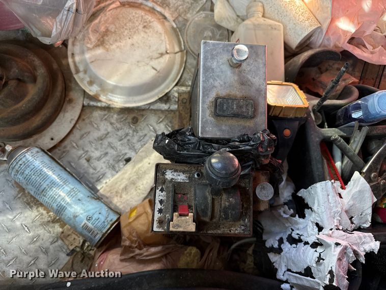 image for item EP0522 2001 Freightliner Conventional semi truck