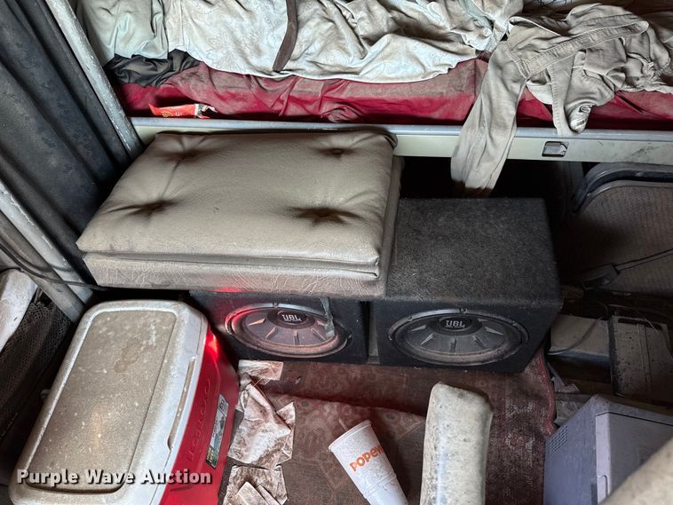 image for item EP0522 2001 Freightliner Conventional semi truck