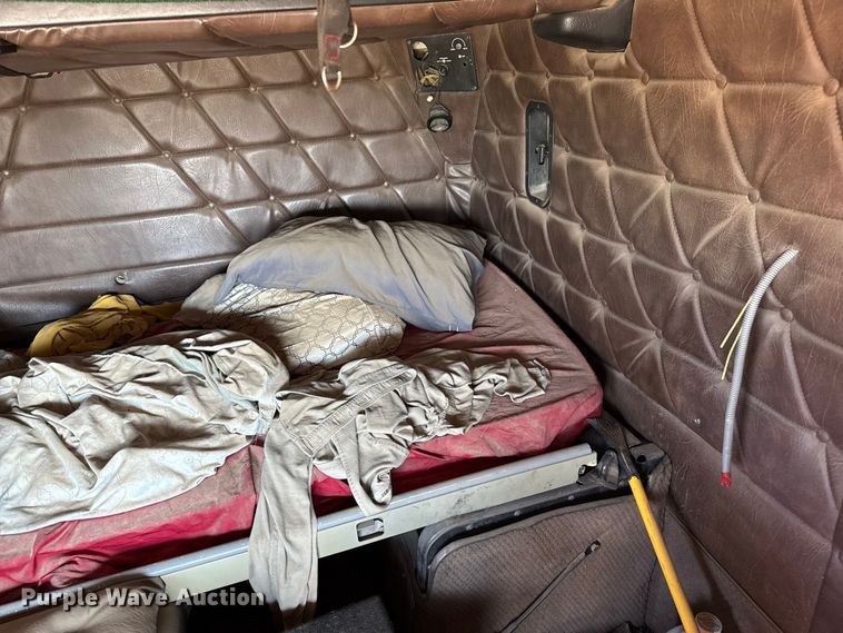 image for item EP0522 2001 Freightliner Conventional semi truck