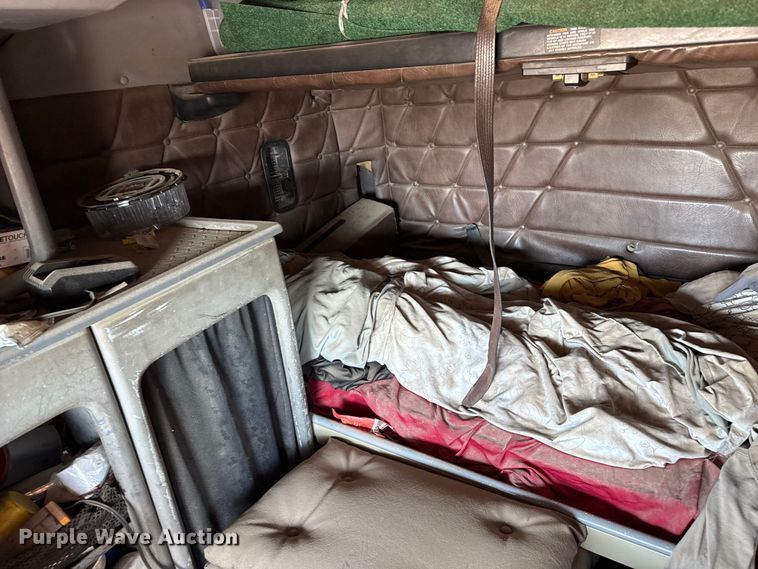 image for item EP0522 2001 Freightliner Conventional semi truck