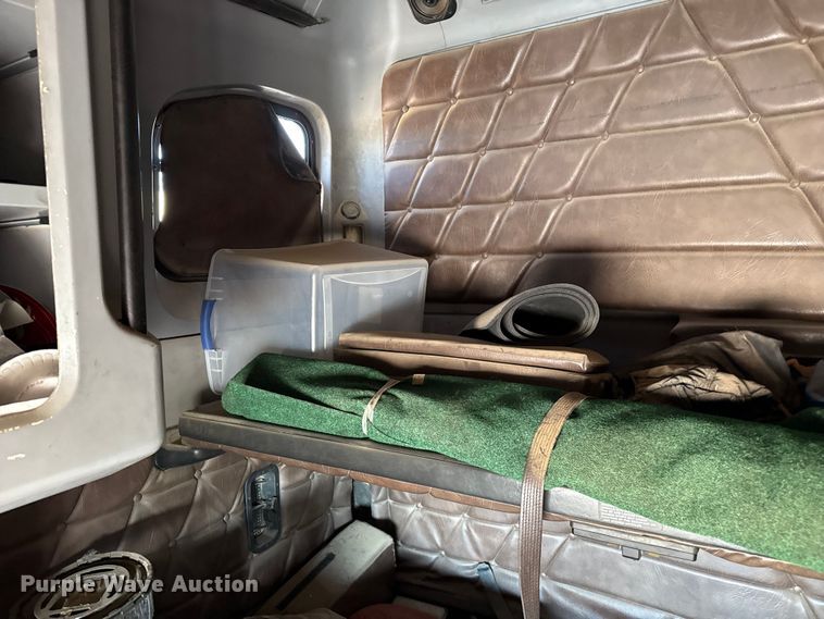 image for item EP0522 2001 Freightliner Conventional semi truck