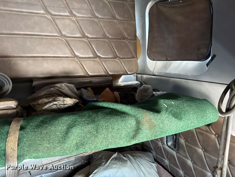 image for item EP0522 2001 Freightliner Conventional semi truck