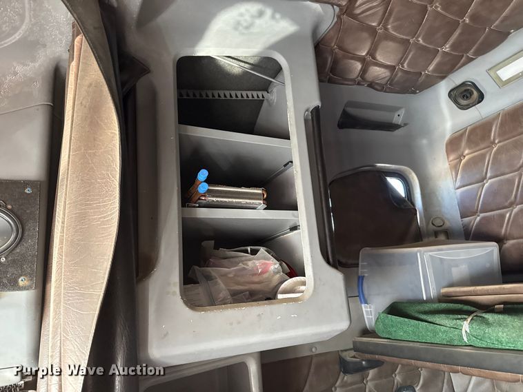 image for item EP0522 2001 Freightliner Conventional semi truck