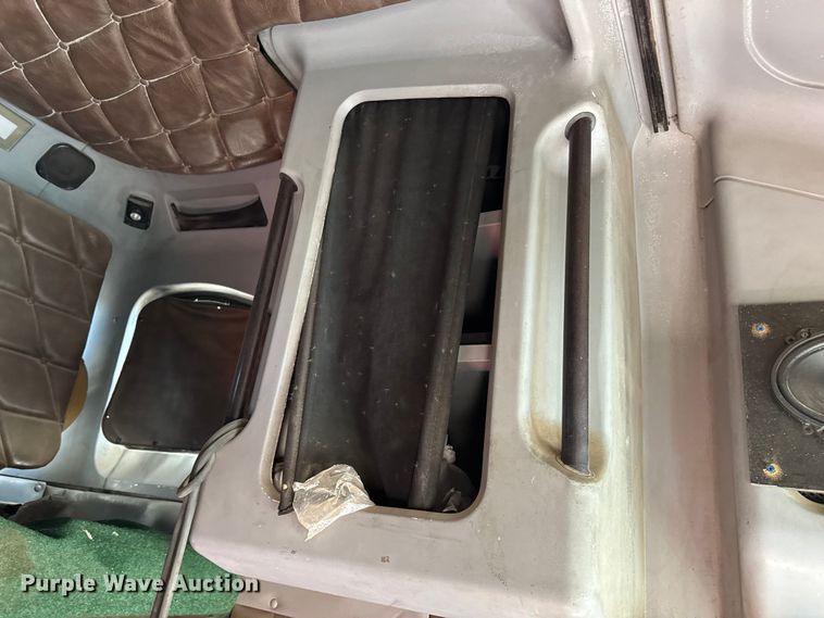 image for item EP0522 2001 Freightliner Conventional semi truck