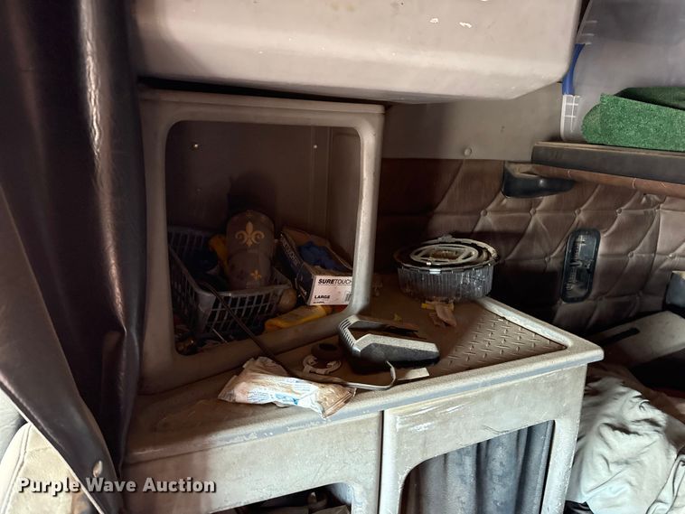 image for item EP0522 2001 Freightliner Conventional semi truck